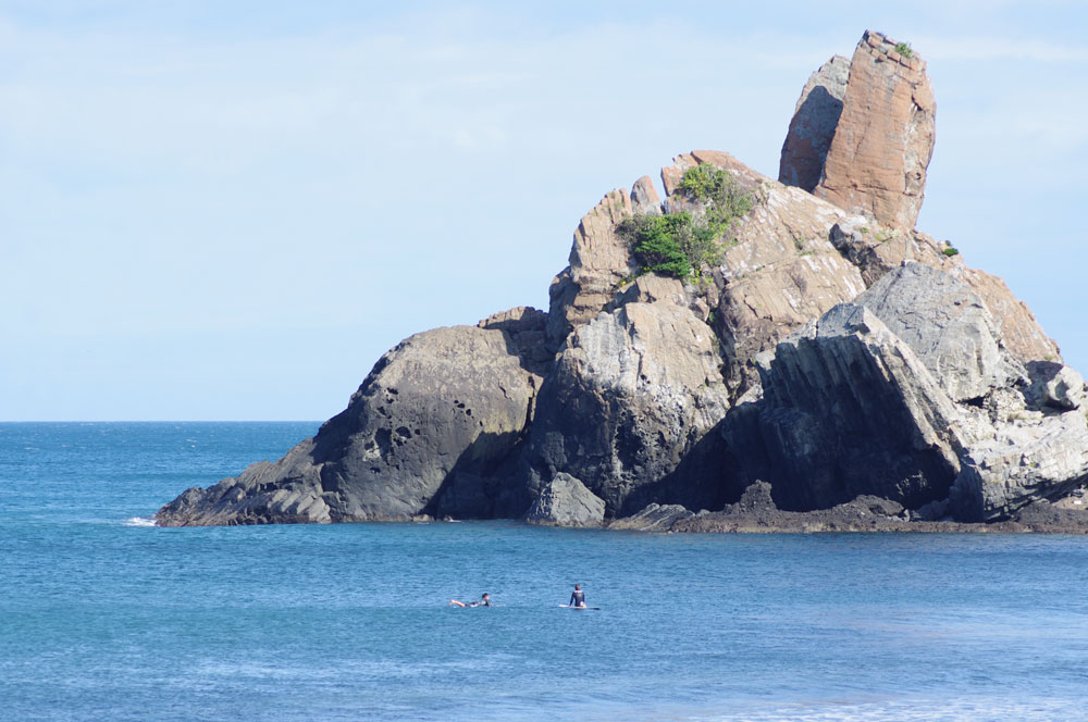 立神岩はサーフィンの聖地としても知られる