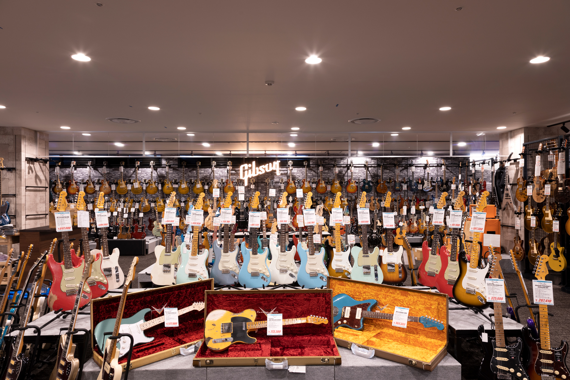 九州最大規模のギター専門店「クロサワ楽器」がミーナ天神に登場！