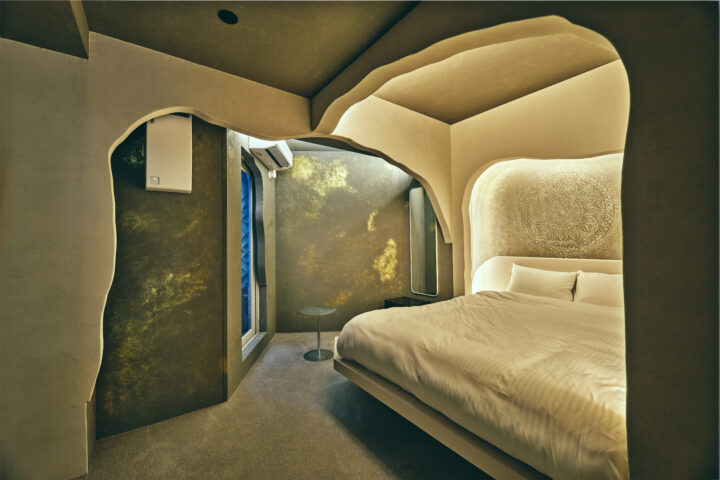 築30年の空きビルを塗装技術で蘇らせたシェア型ホテル「HOTEL URO」