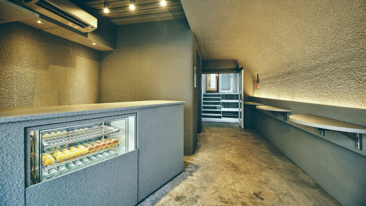 築30年の空きビルを塗装技術で蘇らせたシェア型ホテル「HOTEL URO」