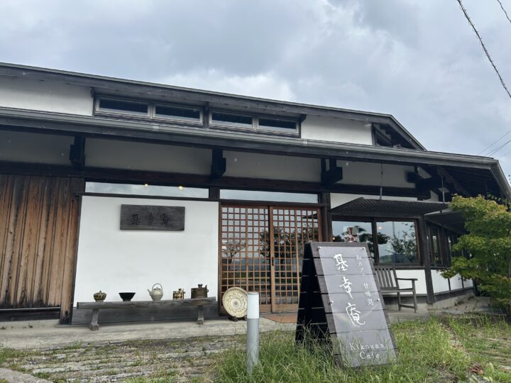 電動トゥクトゥクで海岸線を走るレンタカーサービス