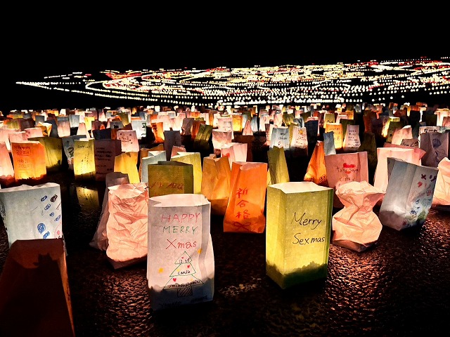 1万本の光が描く巨大キャンドルアート「うみなかキャンドルナイト2025」