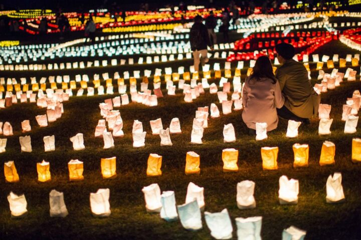 1万本の光が描く巨大キャンドルアート「うみなかキャンドルナイト2025」