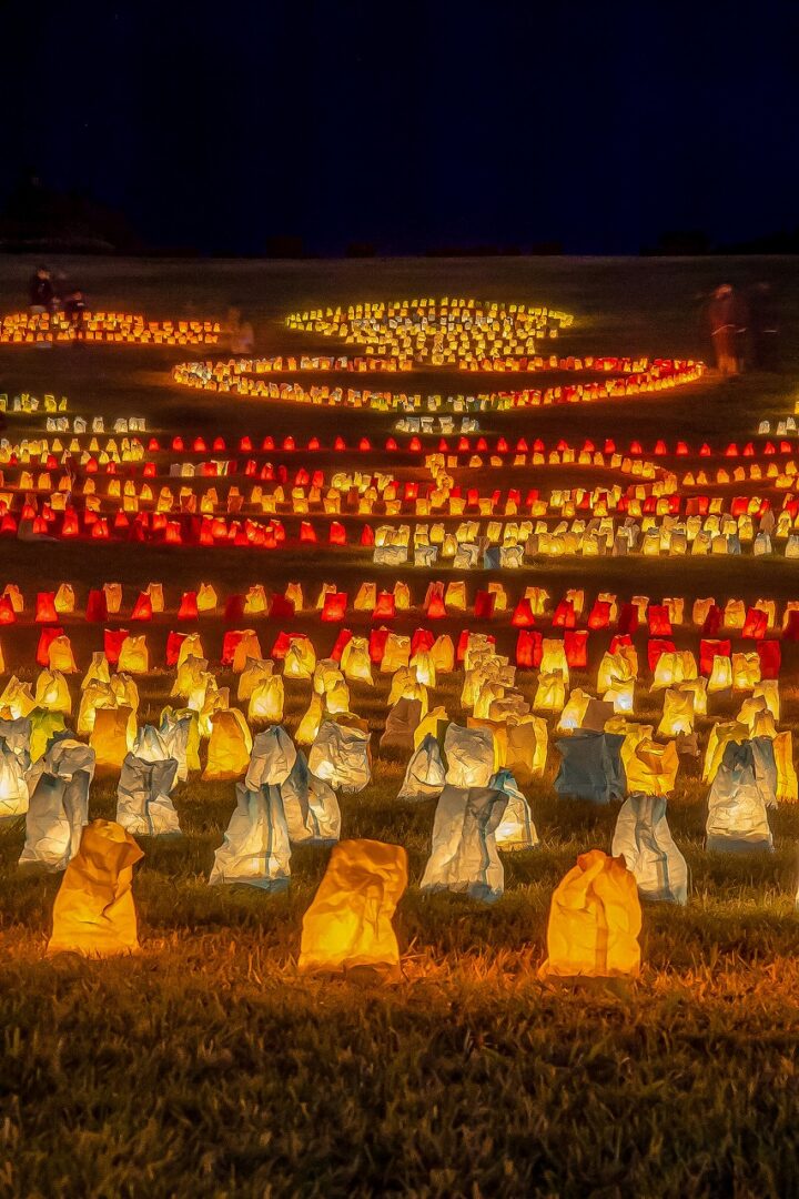 1万本の光が描く巨大キャンドルアート「うみなかキャンドルナイト2025」