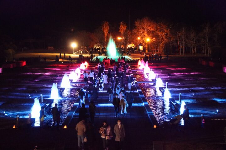 1万本の光が描く巨大キャンドルアート「うみなかキャンドルナイト2025」