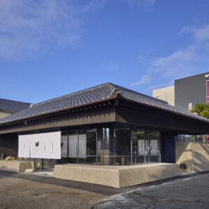 唐津｜昭和建築を再生した新拠点「ONCRI-KARATSU センターハウス」完成、ホテルロビーとショップが誕生