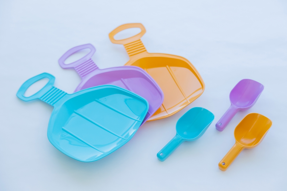 長崎・対馬｜海洋ごみが雪遊びアイテムに。再生プラスチック製「スコップ」「ヒップソリ」全国発売