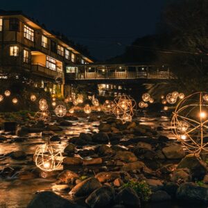 熊本・黒川温泉｜冬の風物詩「湯あかり」が2025年12月20日より開催。竹灯籠が彩る温泉街の夜散歩