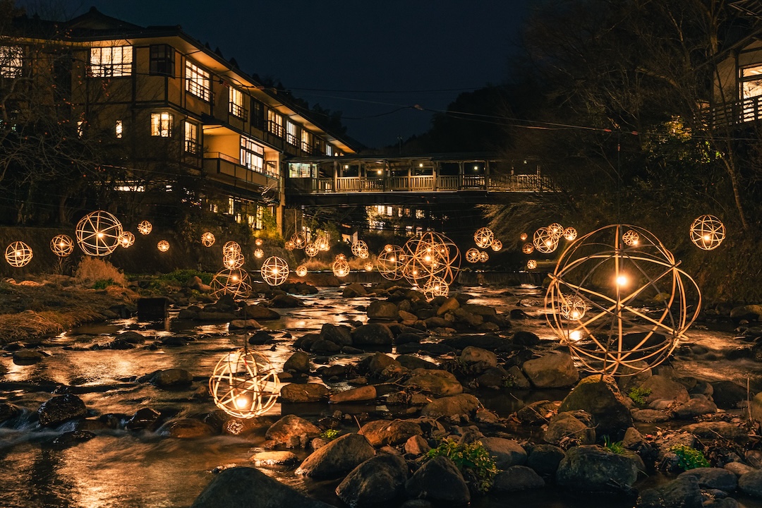 熊本・黒川温泉｜冬の風物詩「湯あかり」が2025年12月20日より開催。竹灯籠が彩る温泉街の夜散歩