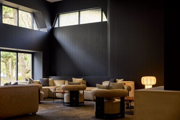 唐津｜昭和建築を再生した新拠点「ONCRI-KARATSU センターハウス」完成、ホテルロビーとショップが誕生