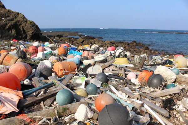 長崎・対馬｜海洋ごみが雪遊びアイテムに。再生プラスチック製「スコップ」「ヒップソリ」全国発売