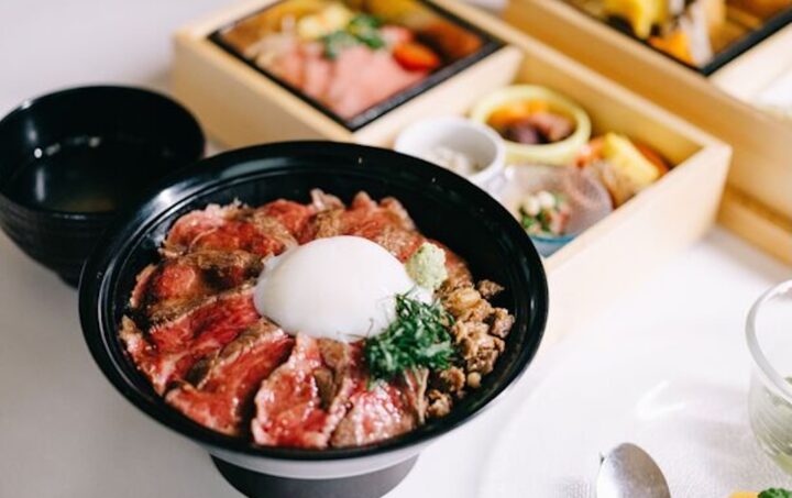 冬の風物詩「湯あかり」が2025年12月20日より開催。竹灯籠が彩る温泉街の夜散歩