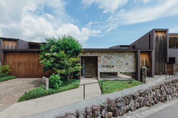 Terrace Midobaru 体験型アート作品《風見書架》をロビーで展示