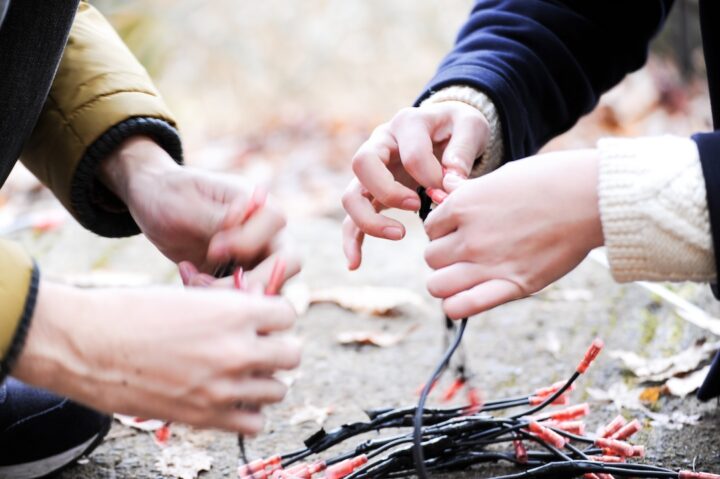 冬の風物詩「湯あかり」が2025年12月20日より開催。竹灯籠が彩る温泉街の夜散歩
