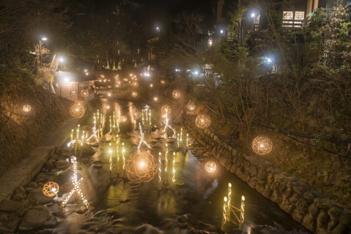 熊本・黒川温泉|冬の風物詩「湯あかり」が2025年12月20日より開催。竹灯籠が彩る温泉街の夜散歩