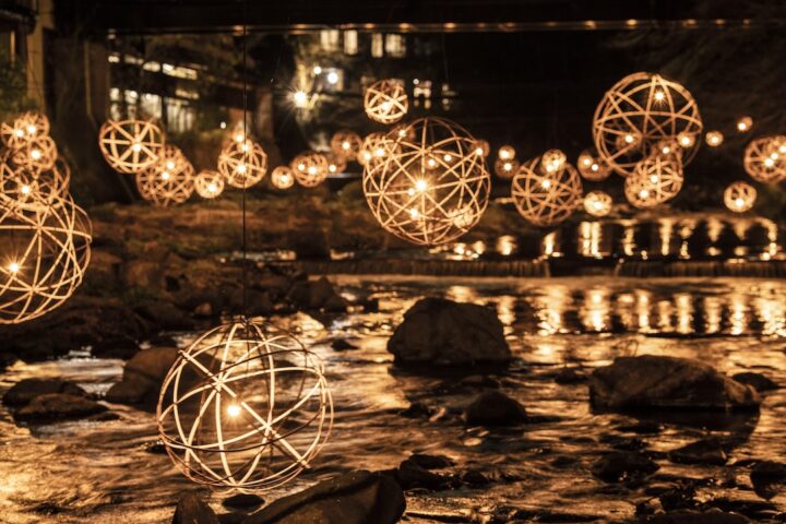 冬の風物詩「湯あかり」が2025年12月20日より開催。竹灯籠が彩る温泉街の夜散歩