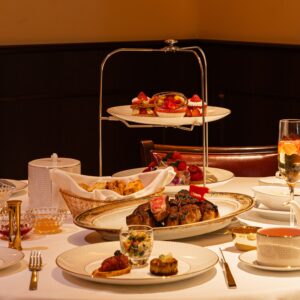 福岡｜夜景×ステーキ×あまおう「肉食ハイティー ストロベリーVer.」登場