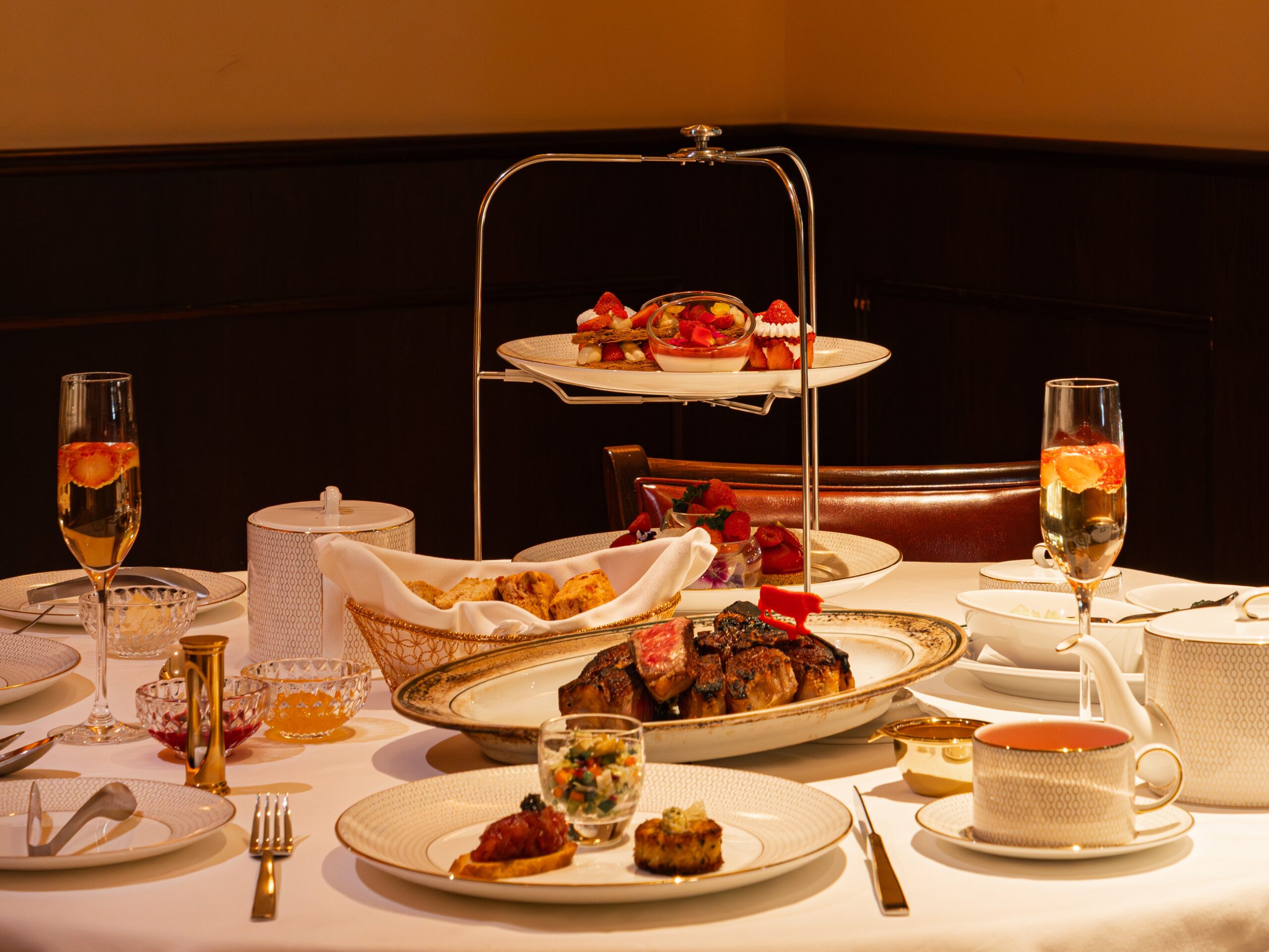 福岡｜夜景×ステーキ×あまおう「肉食ハイティー ストロベリーVer.」登場