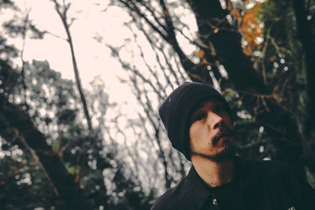 LEO今井、7年ぶりの独奏ワンマンライブの続編を札幌・福岡で開催発表。本日よりチケット先行スタート。 2026年ソロワークスのキックオフとして、独奏のワンマン公演としては約7年ぶりとなる「SOLO SHOW ‘TOKYOTO’」を東京(2/11)と京都(3/15)で開催し、好評に終えたばかりのLEO今井が、続編となる独奏ワンマン公演「SOLO SHOW ‘SPK_FUK’」を札幌と福岡で6月に開催することを発表。本日よりB2ポスター付きチケットのオフィシャル先行が開始した。 なお、札幌は豊平館(国指定重要文化財)、福岡はROOMSで開催され、限定人数の特別な空間で、バンドとは異なるアプローチでギター、生ピアノを駆使して、これまでのディスコグラフィーを中心に自由に独奏をたっぷり行う。 貴重な機会をぜひお楽しみに。 ＜公演詳細＞ 公演タイトル: LEO今井 SOLO SHOW ‘SPK_FUK’　 ・札幌公演 2026年6月5日(金) 札幌 豊平館(国指定重要文化財) 開場 18:30 / 開演 19:00 問い合わせ：SMASH EAST 011-261-5569 http://smash-east.com ・福岡公演 2026年6月28日(日) 福岡 ROOMS 開場 14:30 / 開演 15:00 問い合わせ：BEA　092-712-4221(平日12:00～16:00) https://www.bea-net.com/ ●チケット(B2ポスター付)：5,000円 (自由席/入場整理番号付/税込) [福岡公演は別途1ドリンク代必要] ※ポスターは公演当日会場でお渡しします。 【オフィシャル先行受付(先着)】 ※両公演共通URL https://eplus.jp/leoimai/　[受付期間: 2026年3月24日(火)20:00～4月13日(月)23:59] ■LEO今井 最新作EP『Eastward Westward』試聴リンク https://leoimai.lnk.to/Eastward_Westward ■LEO今井　「東へ西へ」（井上陽水カバー）MV視聴リンク https://www.youtube.com/watch?v=0nnbG3D_Ff8 ■プロフィール LEO今井 日本・スウェーデン出身。イギリスでの生活を経て日本へ移住。 オルタナティヴを基盤にした無国籍な都市の日常を切り取るシンガーソングライター。その文学的、実験的な作風は、各都市で生活してきたVISITORとしての視点に溢れている。 これまでに5枚のソロアルバムをリリース。 2013年に、当時ライブを始めるようになっていたバンドメンバーの岡村夏彦、シゲクニ、白根賢一とレコーディングを行い、リリースした4枚目のアルバム『Made From Nothing』で、LEO IMAI＝自身のバンドとしての確固たるイメージが完成されていく。 さらに2018年、自身の身体から湧き上がるメタル、グランジ、カントリーなどの音楽要素を自身のバンドLEO IMAI (LEO今井 岡村夏彦 シゲクニ 白根賢一)で体現したアルバム『VLP』を発表。2019年、eastern youth、ZAZEN BOYS、人間椅子、ペトロールズ、前野健太、呂布カルマらの原曲をカバーすることで、独自のヘヴィネスさを追求したカバーEP『6 Japanese Covers』をリリース。2023年には「東へ西へ」（Honda ZR-V e:HEV CMソング）を収録した配信EP『Eastward Westward』をリリースする。 また、ソロ活動以外に、2010年結成の向井秀徳とのユニットKIMONOSとして、また、FUJI ROCK FESTIVAL ‘21に当初活動していたMETAFIVEの特別編成として出演したことをきっかけに誕生したTESTSET(砂原良徳×LEO今井×白根賢一×永井聖一)として、2022年より活動中。 他に作曲(劇伴含む)/作詞家・翻訳作詞家(日本語/英語/スウェーデン語)としても活躍している。 ●LEO今井 SNS http://www.leoimai.com