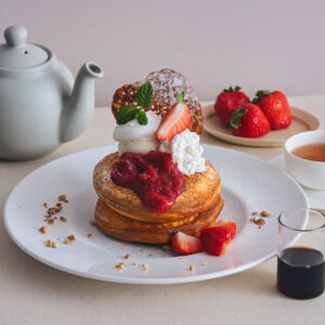 福岡・熊本｜ビブリオテーク6月限定「いちごとルバーブのパンケーキ」登場 アールグレイ香る爽やかな初夏スイーツ 2026年6月3日より販売