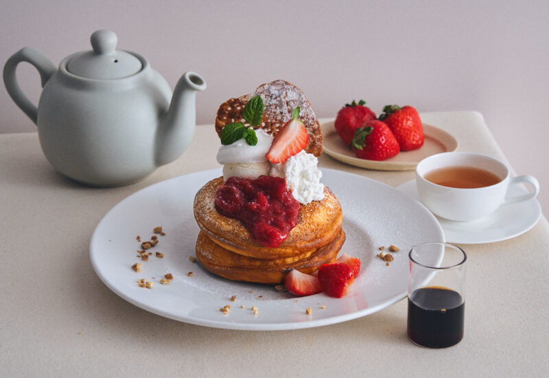 福岡・熊本｜ビブリオテーク6月限定「いちごとルバーブのパンケーキ」登場 アールグレイ香る爽やかな初夏スイーツ 2026年6月3日より販売