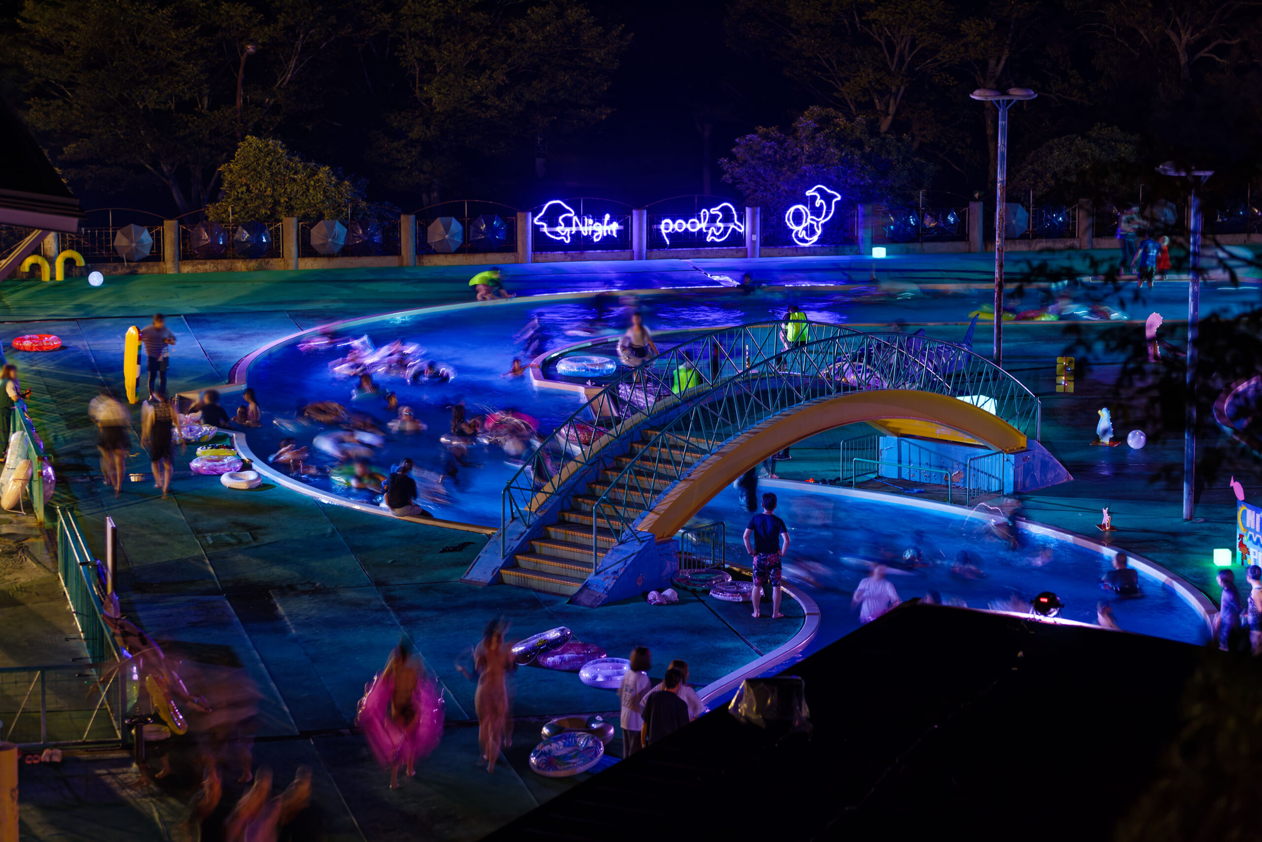 八女｜夜のプールが水族館に！久留米工業大学ASURA「ナイトプール2026」に約1,200人が来場
